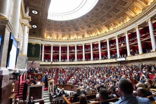 10月1日，法國(guó)總理巴尼耶在位于巴黎的法國(guó)國(guó)民議會(huì)發(fā)表演講。新華社發(fā)（杰克·陳攝）
