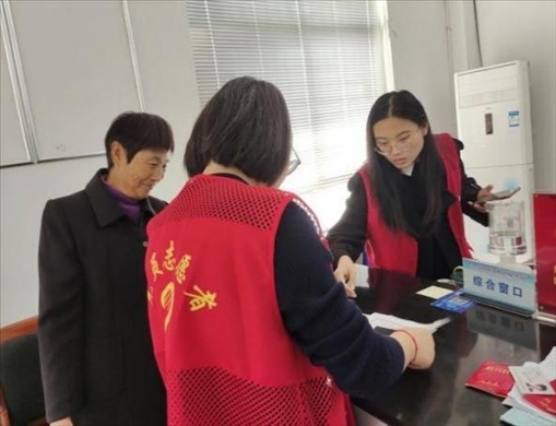 代辦人員為村民辦理醫(yī)保報銷。 圖片來源：江蘇南通啟東市數(shù)據(jù)局