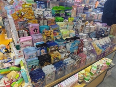 北京某文具店卡牌盲盒柜臺(tái)，未設(shè)相關(guān)提醒。人民網(wǎng)記者 黃鈺攝