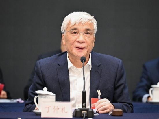 全國(guó)人大常委會(huì)副委員長(zhǎng)、歐美同學(xué)會(huì)會(huì)長(zhǎng)丁仲禮作工作報(bào)告