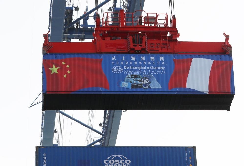2024年11月14日，在秘魯首都利馬以北的錢凱港，岸邊智能化設(shè)備吊裝集裝箱。