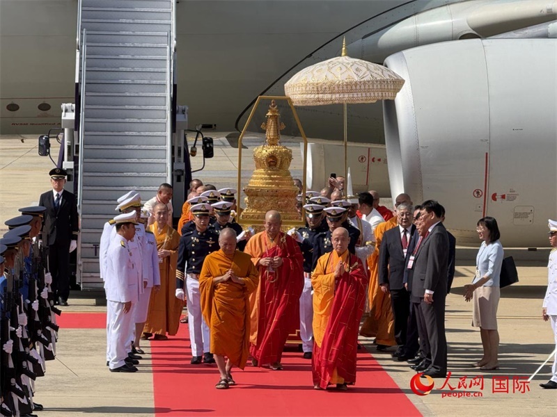 北京靈光寺佛牙舍利抵達泰國曼谷廊曼軍用機場。人民網(wǎng)記者章念生攝