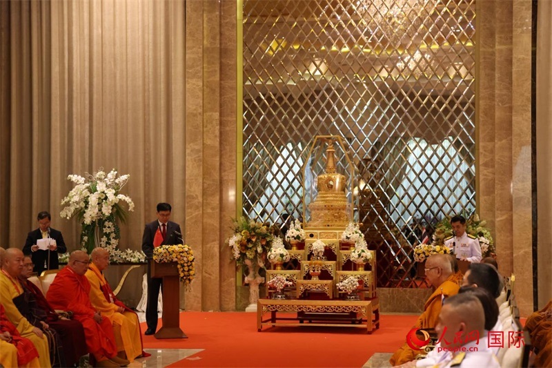 中泰兩國代表在曼谷廊曼軍用機場舉辦的迎請儀式上致辭。人民網(wǎng)記者楊一攝