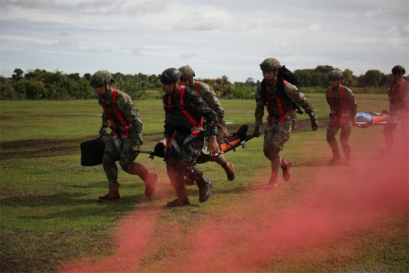 中印尼雙方空降兵隊(duì)員空降至指定地域后，迅速展開“傷病員”救治和轉(zhuǎn)移。段江山攝