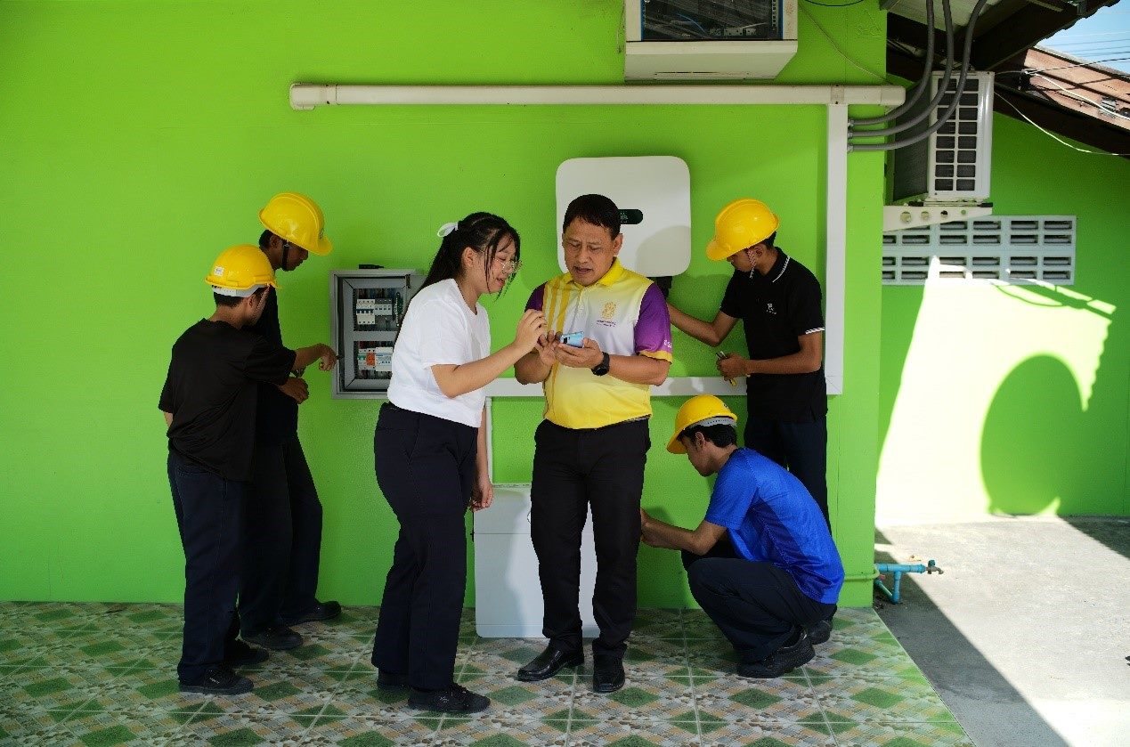 工作人員為當(dāng)?shù)靥﹪蠋熤v解說明。主辦方供圖