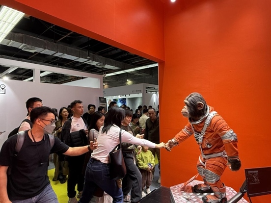 本土原創(chuàng)公司JIN ARTS帶領(lǐng)仿生機(jī)器人亮相廣州設(shè)計(jì)周11號(hào)館。（受訪者供圖）