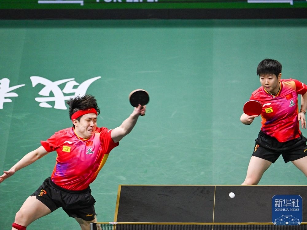 ↑中國隊(duì)組合王楚欽（左）/孫穎莎在混雙比賽中。新華社記者 王曦 攝