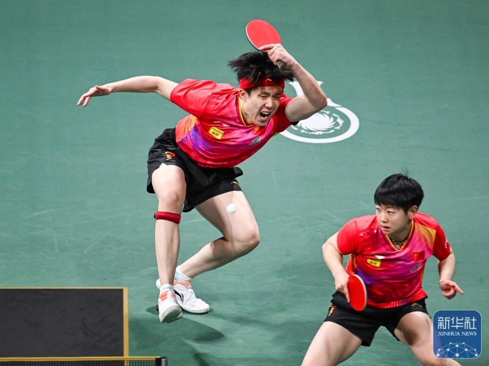 ↑中國隊(duì)組合王楚欽（左）/孫穎莎在混雙比賽中。新華社記者 王曦 攝