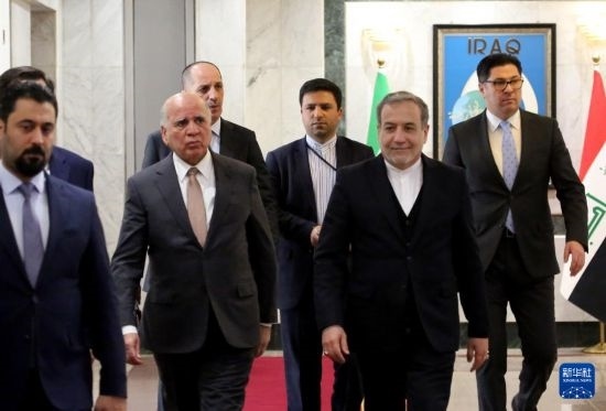 12月6日，伊拉克副總理兼外長侯賽因（中左）在巴格達會見伊朗外長阿拉格齊（中右）。新華社發(fā)（哈利勒·達伍德攝）