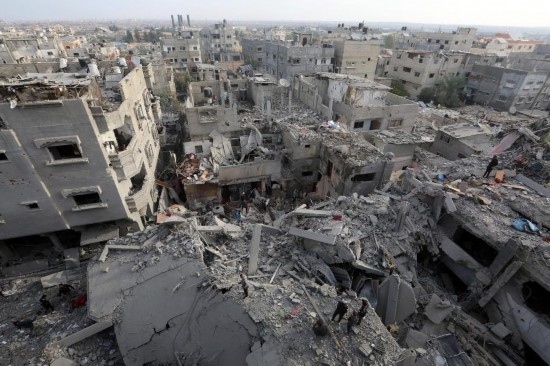 這是12月7日在加沙地帶中部努賽賴特難民營拍攝的遭以軍轟炸后的建筑廢墟。新華社發(fā)（里澤克·阿卜杜勒賈瓦德攝）