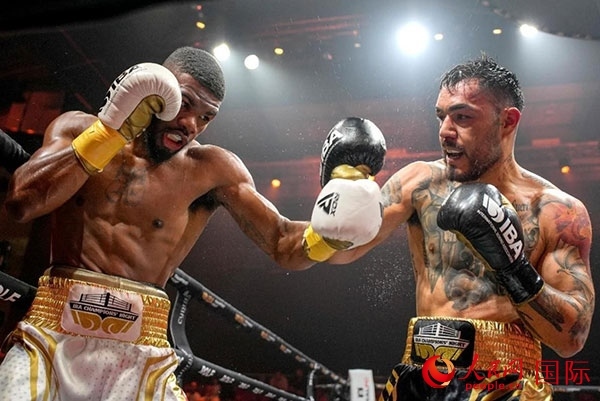 來自剛果民主共和國的帕特里克·穆卡拉（右）獲得了非洲80公斤級冠軍。人民網(wǎng) 塔里克·易卜拉欣攝