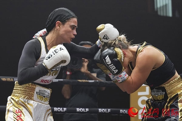 來自伊朗和羅馬尼亞的女選手進行了墊場賽。人民網(wǎng) 塔里克·易卜拉欣攝