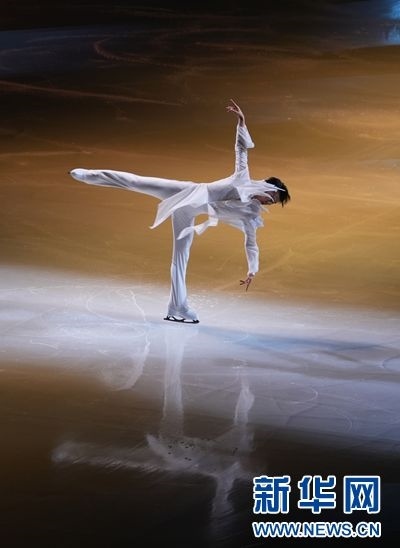 圖為羽生結(jié)弦在表演中。記者 錢錚 攝