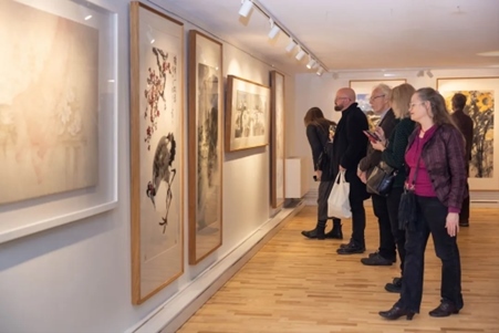 來賓參觀畫展。中國駐瑞典大使館供圖