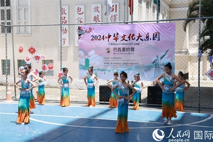 傣族舞蹈《金色的孔雀》以優(yōu)美的動(dòng)作贏得觀眾喝彩。人民網(wǎng)記者 陳海琪攝