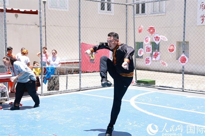 塔吉克舞蹈《夢想》通過靈動(dòng)的舞姿展現(xiàn)了塔吉克族對美好生活的向往，仿佛帶領(lǐng)觀眾走進(jìn)了帕米爾高原。人民網(wǎng)記者 陳海琪攝