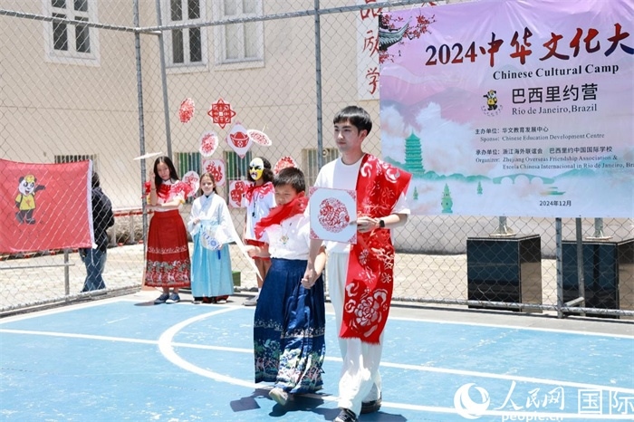 《SHOW美中華》通過國風(fēng)服飾走秀，將傳統(tǒng)文化與現(xiàn)代創(chuàng)意完美結(jié)合。人民網(wǎng)記者 陳海琪攝