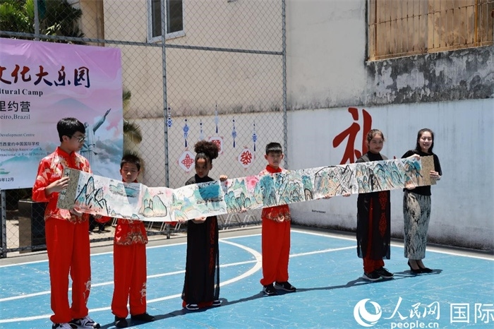 《一書一畫》展現(xiàn)了小營員們的繪畫技巧。人民網(wǎng)記者 陳海琪攝