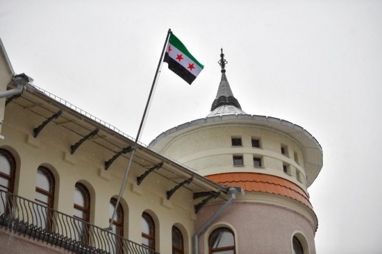 12月9日，在俄羅斯首都莫斯科，敘利亞駐俄羅斯使館升起代表敘利亞反對派的旗幟。新華社發(fā)（亞歷山大攝）