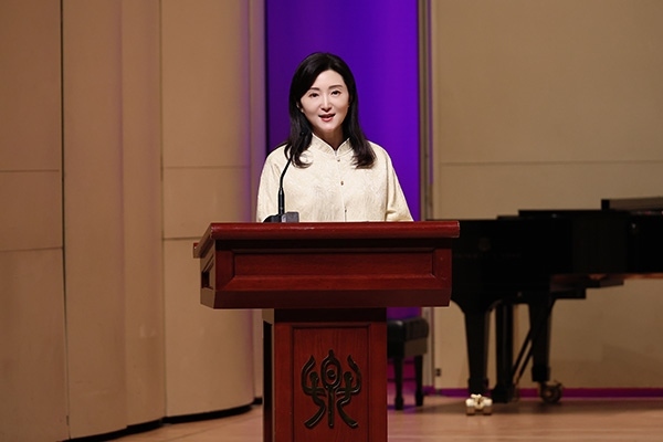 中央音樂學(xué)院黨委書記、中國民族管弦樂學(xué)會(huì)胡琴專業(yè)委員會(huì)會(huì)長于紅梅致辭。中國民族管弦樂學(xué)會(huì)胡琴專業(yè)委員會(huì)供圖