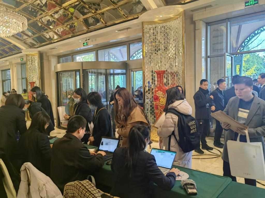 12月12日，第十批國家組織藥品集中帶量采購現(xiàn)場。新華社記者龔雯 攝