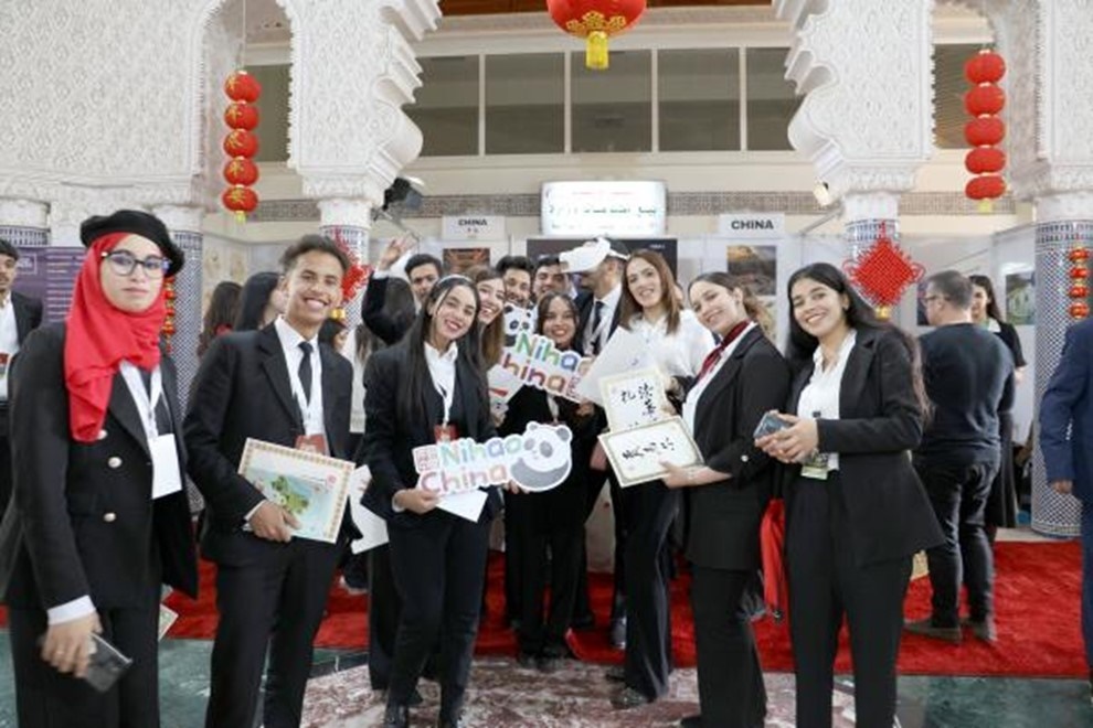 當?shù)孛癖娛殖帧澳愫?！中國”手牌合影。拉巴特中國文化中心供圖