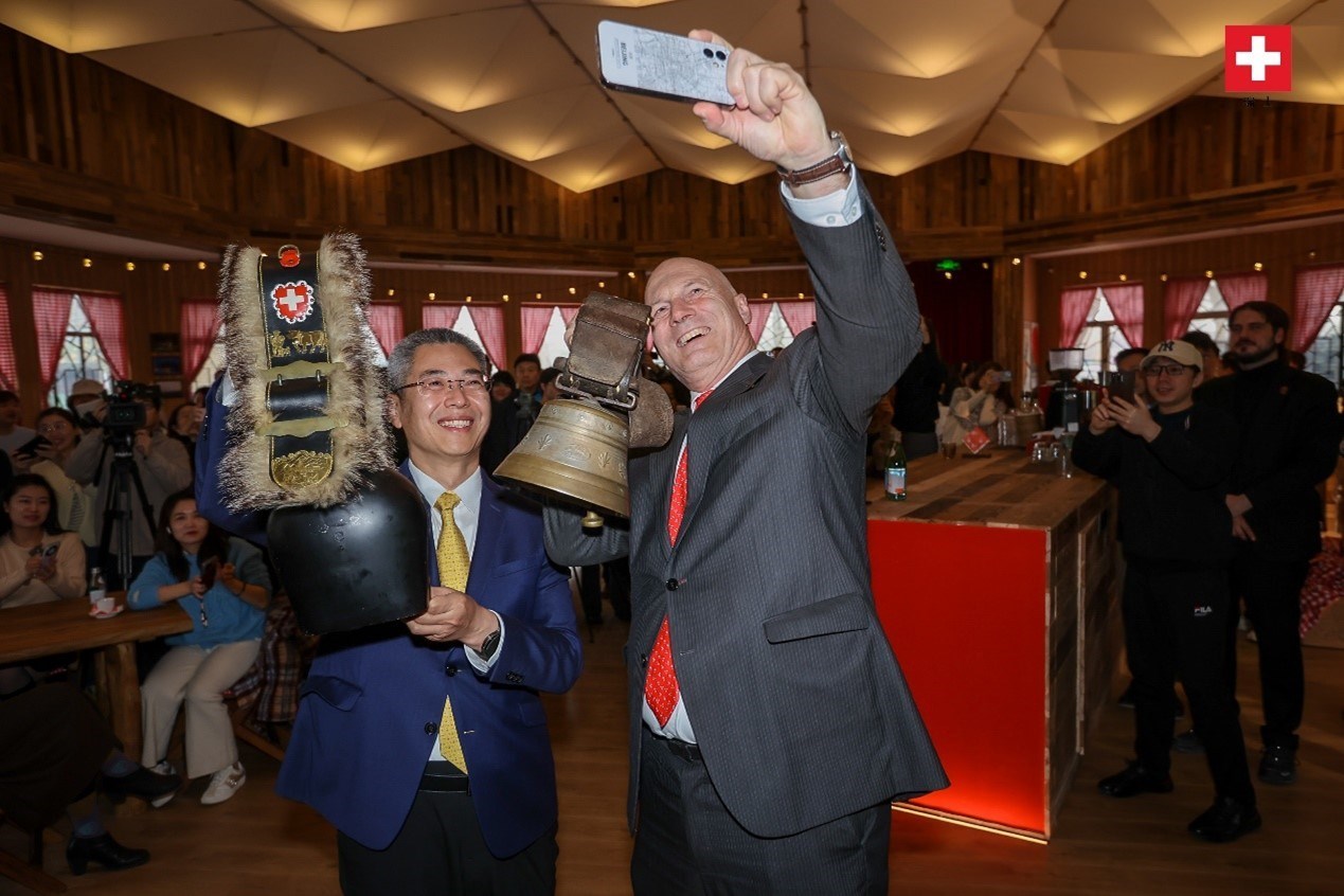 瑞士駐華大使白瑞誼與北京市西城區(qū)委副書記、代區(qū)長(zhǎng)郅海杰搖響瑞士牛鈴，共同為小木屋揭幕。瑞士駐華大使館供圖