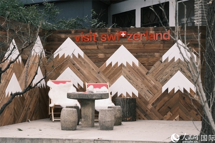 瑞士小木屋一隅，靜謐中散發(fā)出阿爾卑斯的冬日溫情。人民網(wǎng) 實(shí)習(xí)生黃睿攝