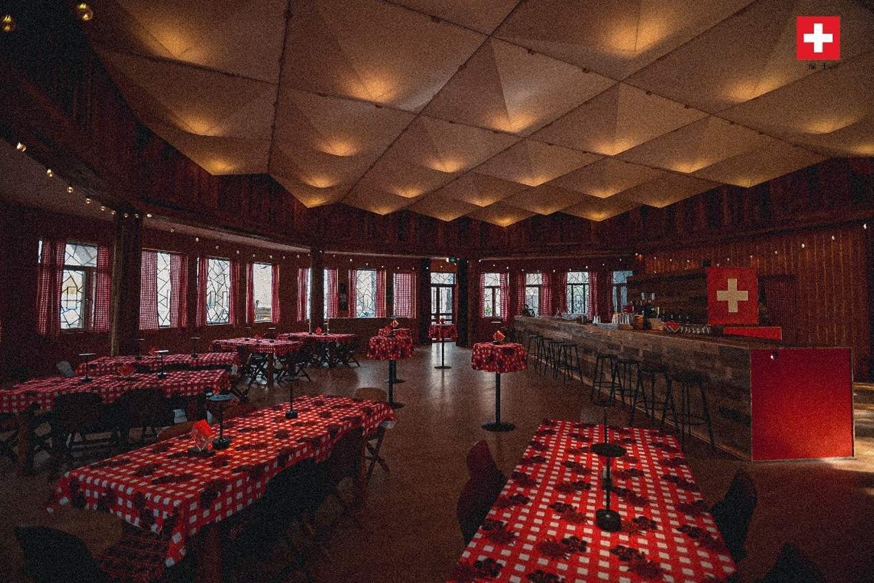 瑞士小木屋內(nèi)飾采用瑞士紅、森林棕與雪山白三種主色調(diào)，營(yíng)造出自然與現(xiàn)代交融的氛圍。瑞士使館供圖