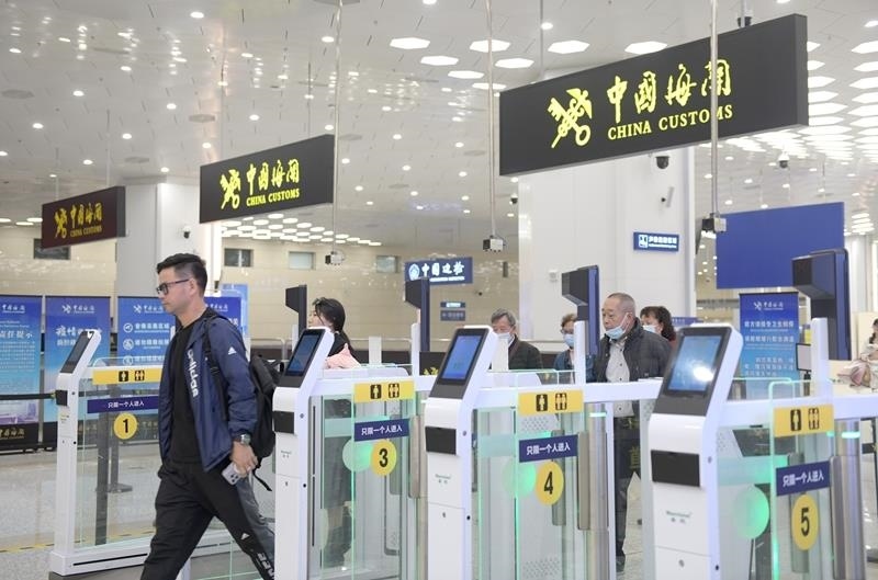 △2024年2月29日，旅客從橫琴口岸過關(guān)。
