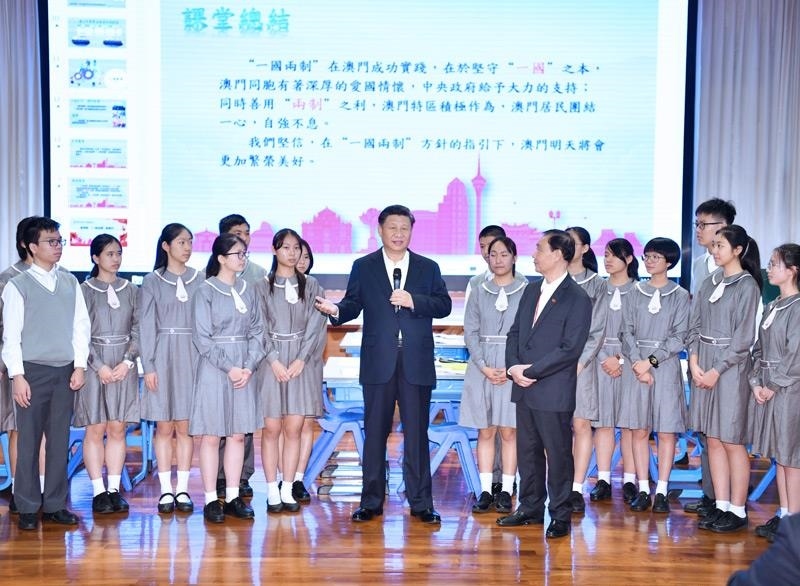△2019年12月19日，在濠江中學(xué)附屬英才學(xué)校觀摩以“‘一國兩制’與澳門”為題的中國歷史公開課后，習(xí)近平主席走到學(xué)生中間即席發(fā)表重要講話。