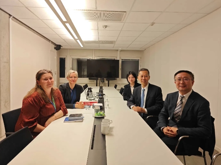 中國(guó)駐瑞典大使崔愛民會(huì)見瑞典聯(lián)合國(guó)教科文組織全國(guó)委員會(huì)秘書長(zhǎng)。中國(guó)駐瑞典大使館供圖