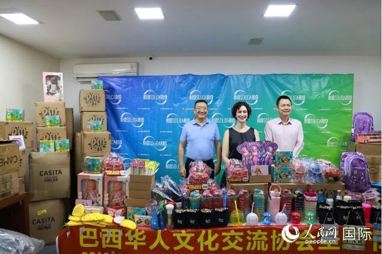 中國駐里約熱內(nèi)盧總領(lǐng)館副總領(lǐng)事王尉育（右）、里約慈善協(xié)會主席保拉·菲格雷多（中）、巴西華人文化交流協(xié)會主席上官建峰（左）出席捐贈活動并致辭。人民網(wǎng)記者 陳海琪攝