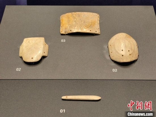 12月14日，“文明先鋒—凌家灘文化玉器展”在故宮博物院文華殿開幕。圖為展覽現(xiàn)場的玉龜、玉版和玉簽。 中新社記者 應(yīng)妮 攝