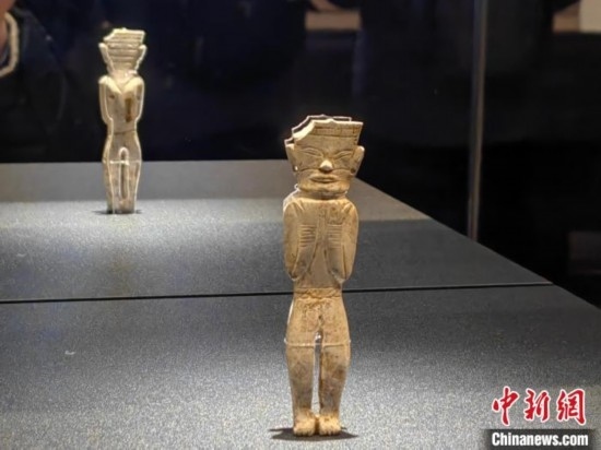 12月14日，“文明先鋒—凌家灘文化玉器展”在故宮博物院文華殿開幕。圖為展覽現(xiàn)場的立姿玉人。 中新社記者 應(yīng)妮 攝