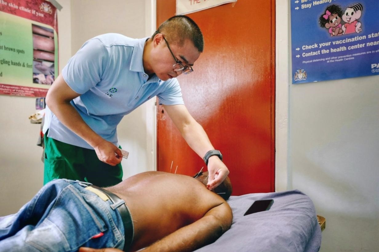 第20期中國(guó)（江蘇）援圭亞那醫(yī)療隊(duì)在圭偏遠(yuǎn)的林登高速社區(qū)開(kāi)展義診。中國(guó)援圭醫(yī)療隊(duì)供圖