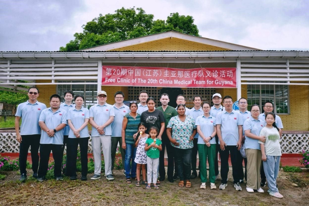 第20期中國(guó)（江蘇）援圭亞那醫(yī)療隊(duì)在圭偏遠(yuǎn)的林登高速社區(qū)開(kāi)展義診后，與部分當(dāng)?shù)鼐用窈嫌啊?中國(guó)援圭醫(yī)療隊(duì)供圖