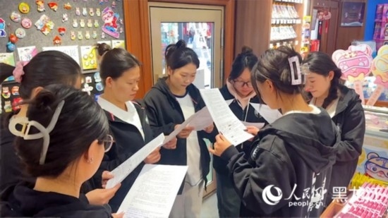 工會組織企業(yè)職工開展技能培訓(xùn)活動。人民網(wǎng)記者 張哲鑫攝