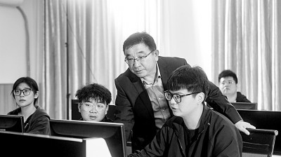 于濤教授對(duì)團(tuán)隊(duì)成員進(jìn)行技術(shù)指導(dǎo)。資料圖片