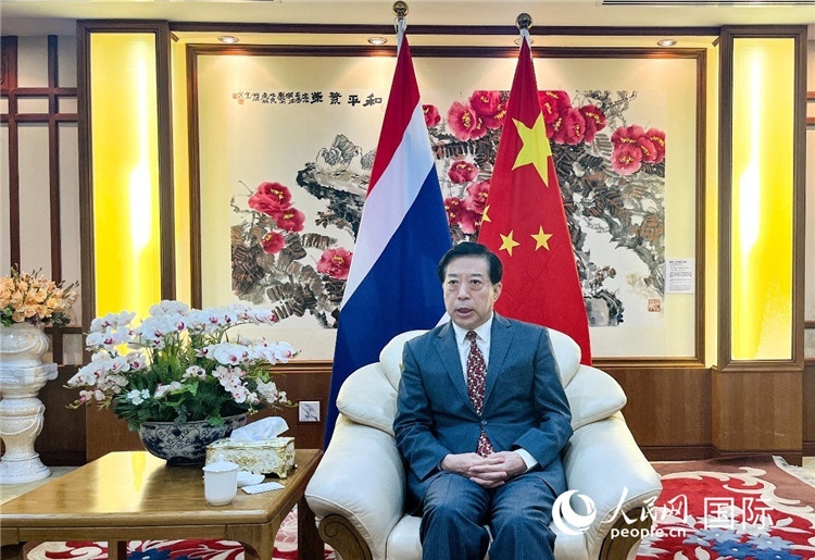 2024年12月10日，中國駐泰國大使韓志強(qiáng)在泰國曼谷接受中國—東盟中心（ACC）組織的“多彩東盟：2024年中國媒體東盟行”媒體團(tuán)采訪。人民網(wǎng)記者 羨江楠攝