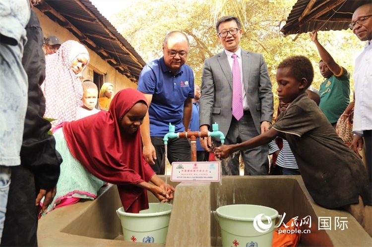 安全供水工程揭牌儀式現(xiàn)場(chǎng)。施亮攝