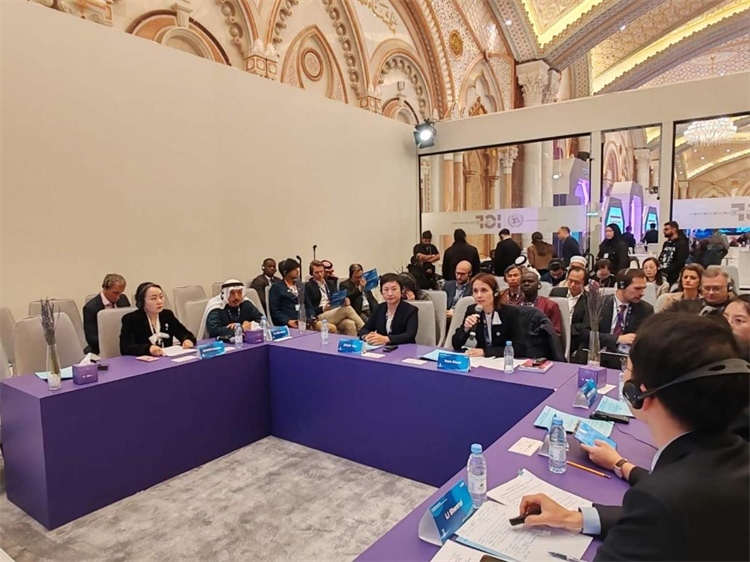 圖為與會代表圍繞主題進行發(fā)言討論。中國傳媒大學供圖。