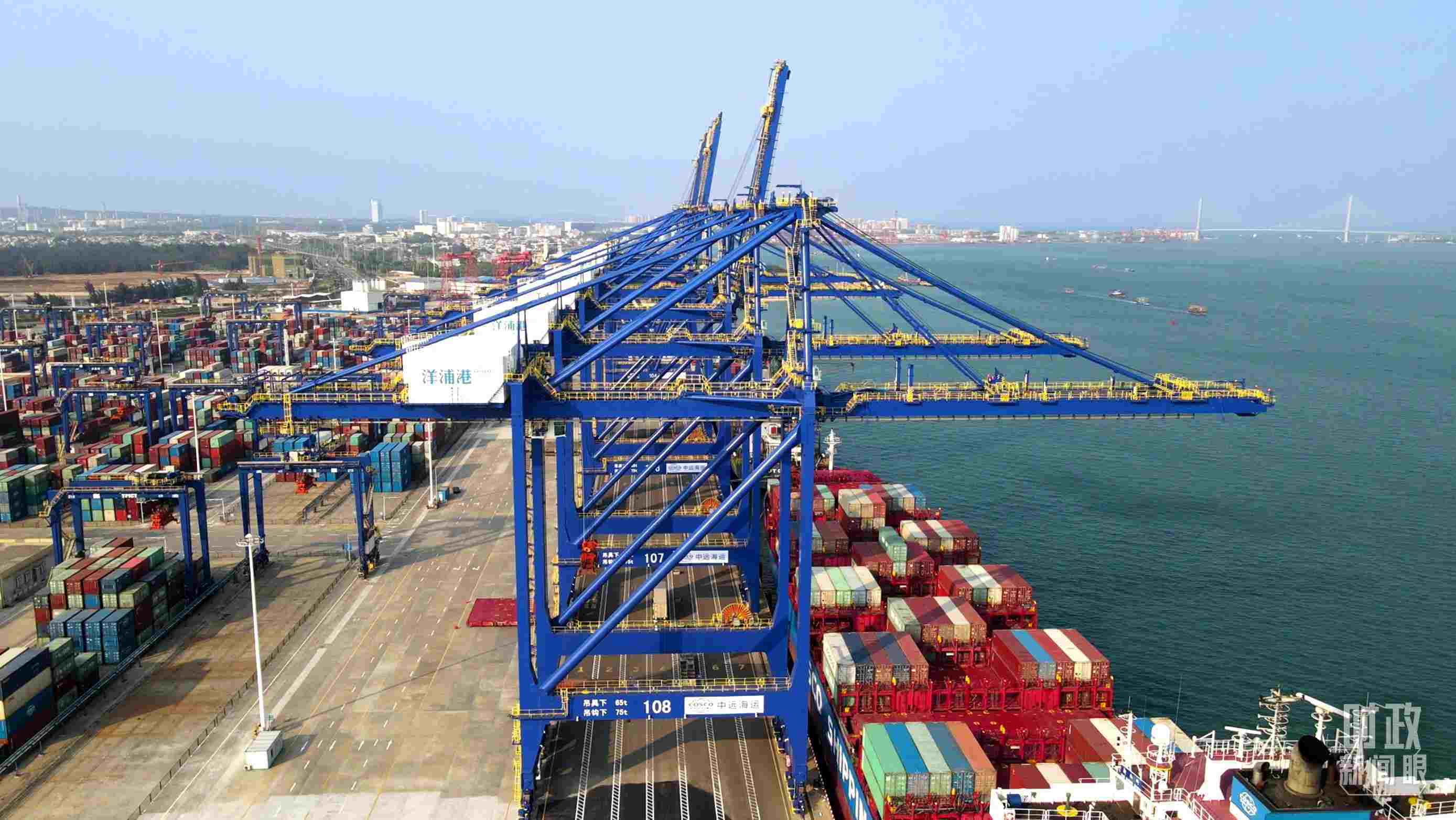 海南洋浦國(guó)際集裝箱碼頭小鏟灘港區(qū)。（總臺(tái)央視記者彭漢明拍攝）