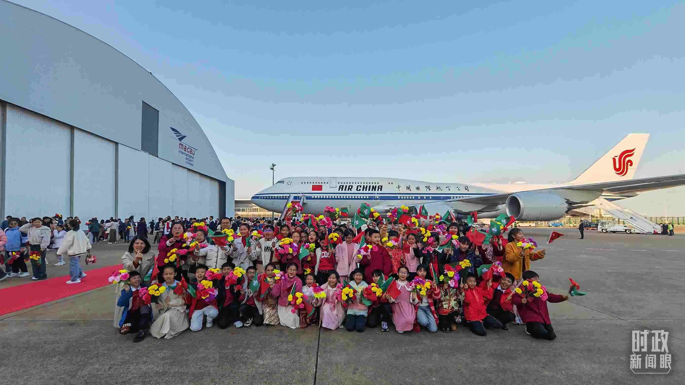 △歡迎儀式后，歡迎人群合影留念。（總臺央視記者劉琦拍攝）