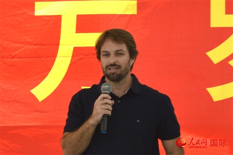 里約州環(huán)境與可持續(xù)發(fā)展廳副廳長(zhǎng)費(fèi)利佩·克魯奇克在捐贈(zèng)活動(dòng)上致辭。人民網(wǎng)記者 陳海琪攝