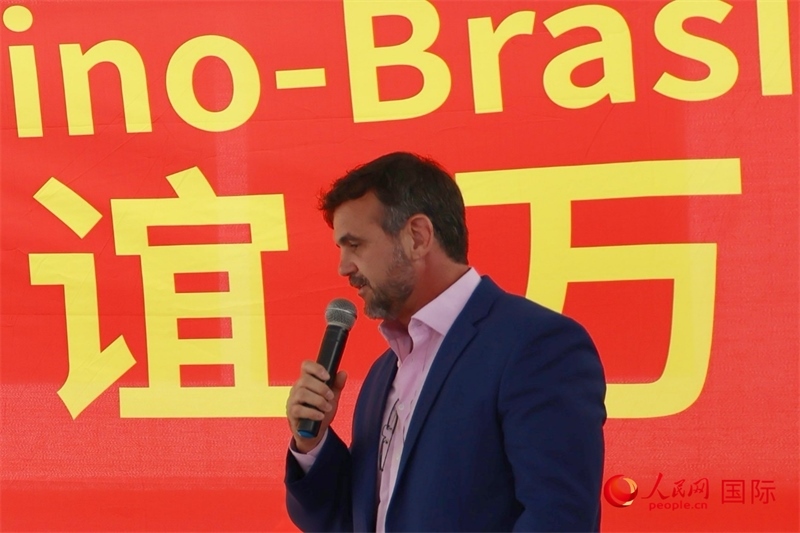 里約州國(guó)家環(huán)境研究所所長(zhǎng)雷納托·若爾當(dāng)在捐贈(zèng)活動(dòng)上致辭。人民網(wǎng)記者 陳海琪攝