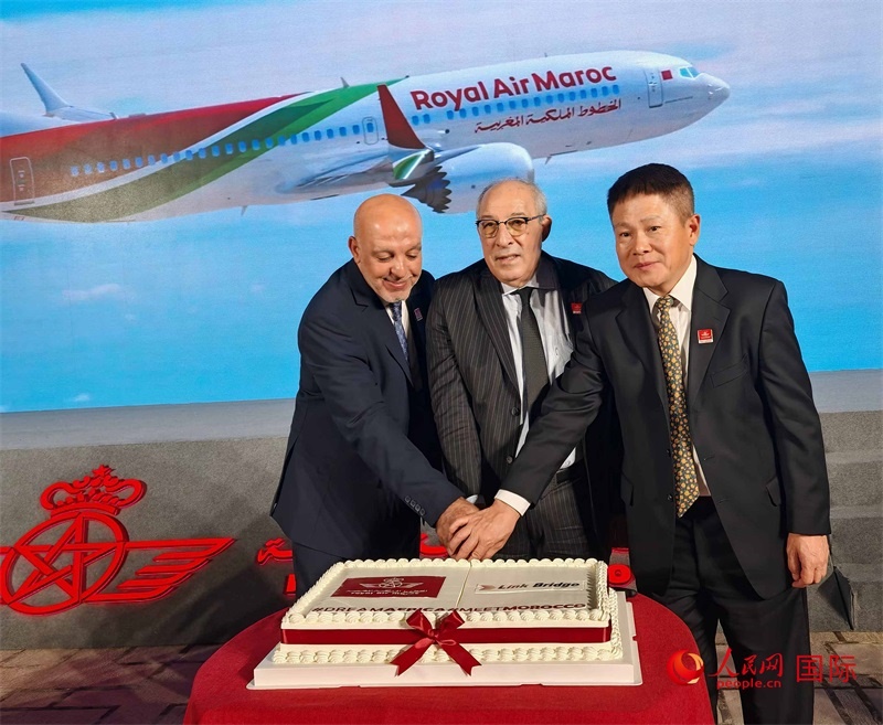 中摩雙方嘉賓共同切蛋糕，慶祝兩國直飛復(fù)航。人民網(wǎng)記者 李琰攝