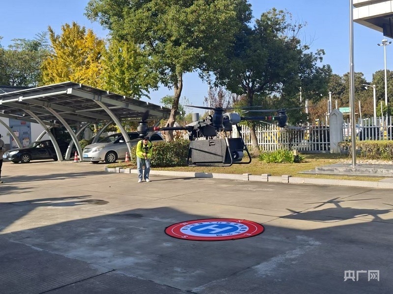 南京殷巷收費(fèi)站裝載500張通行卡的無(wú)人機(jī)起飛(央廣網(wǎng)記者 王錫斐 攝)