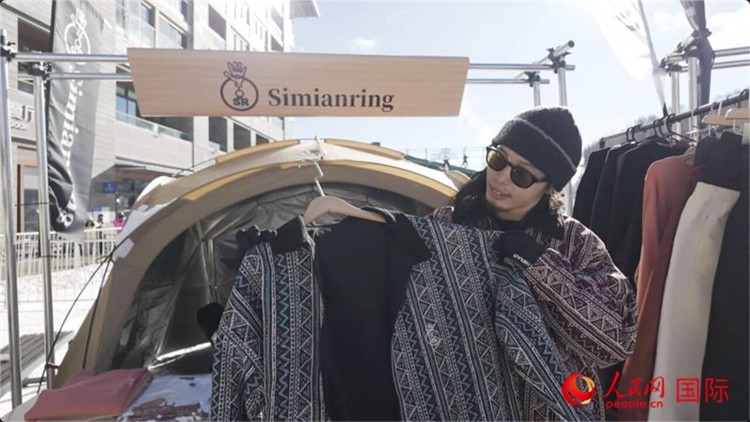 藤田周正在展示自己設計的滑雪服。人民網(wǎng)記者 袁蒙攝