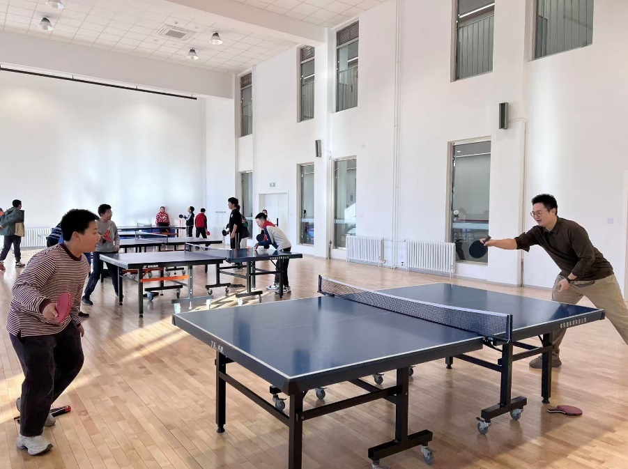 老師和學(xué)生在課間打乒乓球。人民網(wǎng) 白炅攝